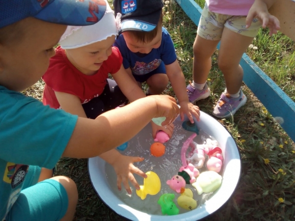 Веселая прогулка малышей